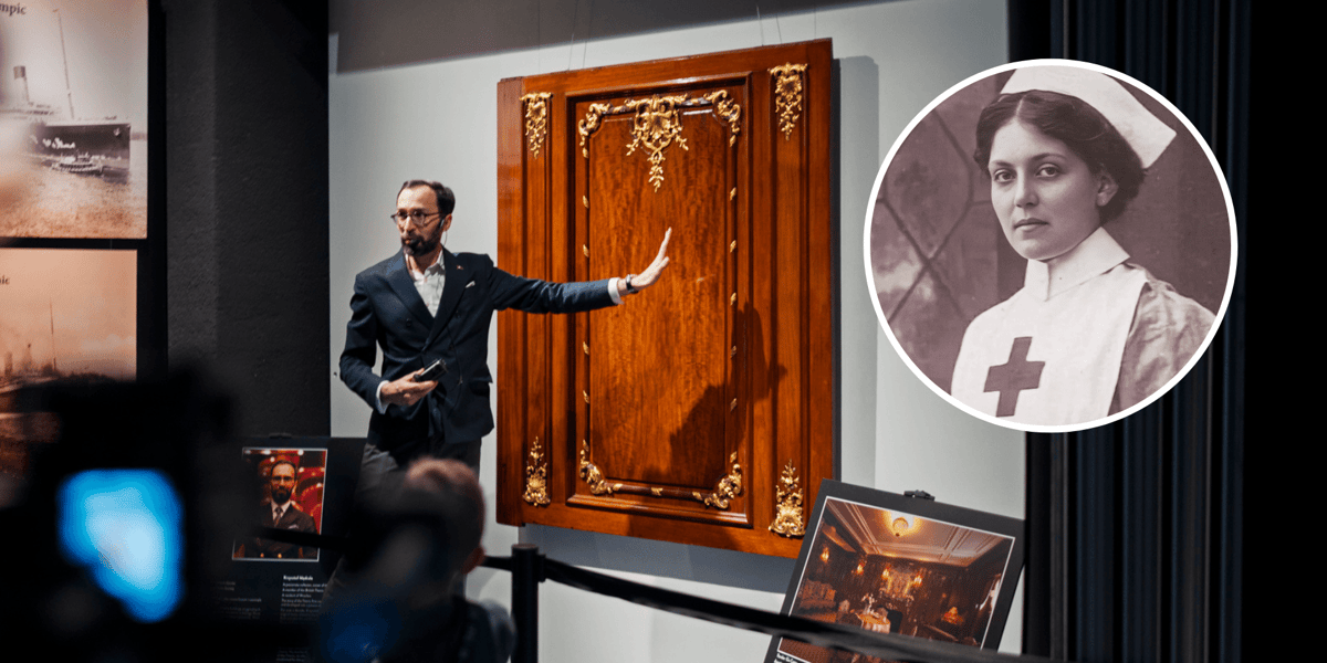 Krzysztof Mędrala, członek British Titanic Society oraz Swiss Titanic Society, właściciel prezentowanych zbiorów oprowadza po wystawie. Z prawej w kółku czarno-biały portret Violet Jessop w stroju pielęgniarki.