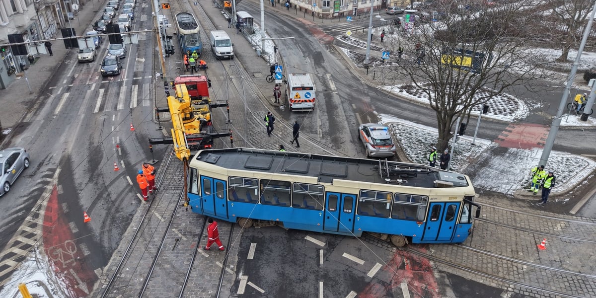 Wykolejony tramwaj na skrzyżowaniu Pomorska/Dubois - 9 stycznia 2026 r.
