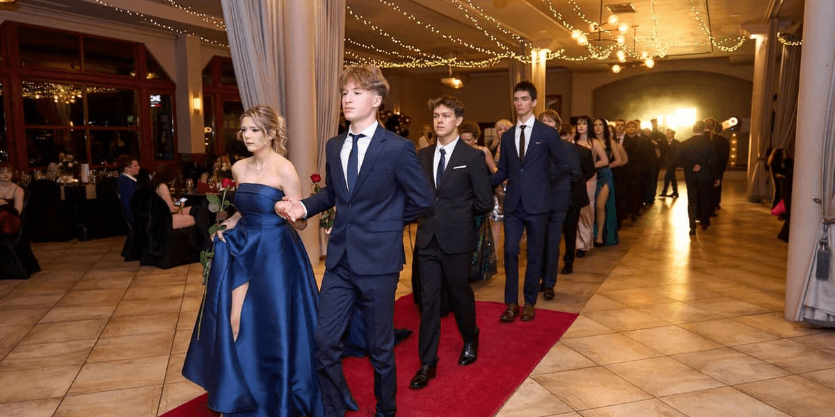 Oficjalna częśc studniówki ZS 6 we Wrocławiu, uczniowie tańczą poloneza