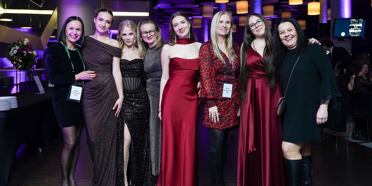 Oficjalna część studniówki LO nr 12 we Wrocławiu, uczniowie pozują na ściance