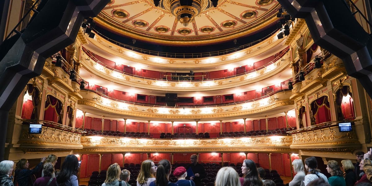 Opera Wrocławska - widok ze sceny na widownię, na scenie zwiedzający w ramach Operowego Labiryntu