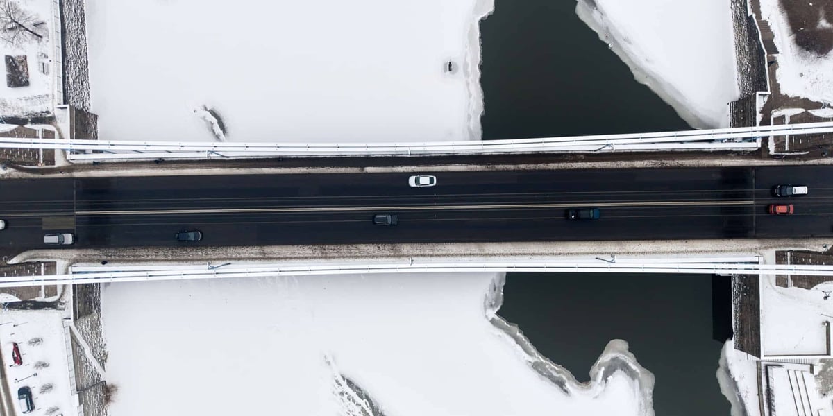 Na tej "grafice" nie od razu można rozpoznać Most Grunwaldzki. Widok częściowo zamarzniętej Odry i mostu z lotu ptaka 