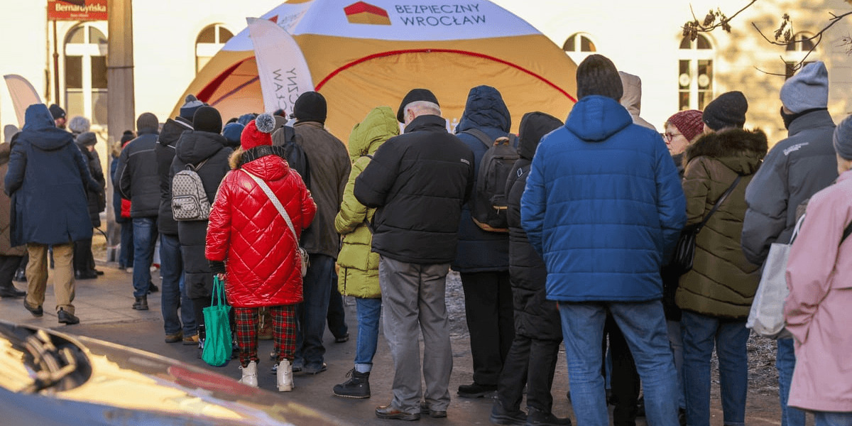 Osoby odbierające czujniki tlenku węgla przy stanowisku na Placu Dominikańskim, 19 stycznia 2026