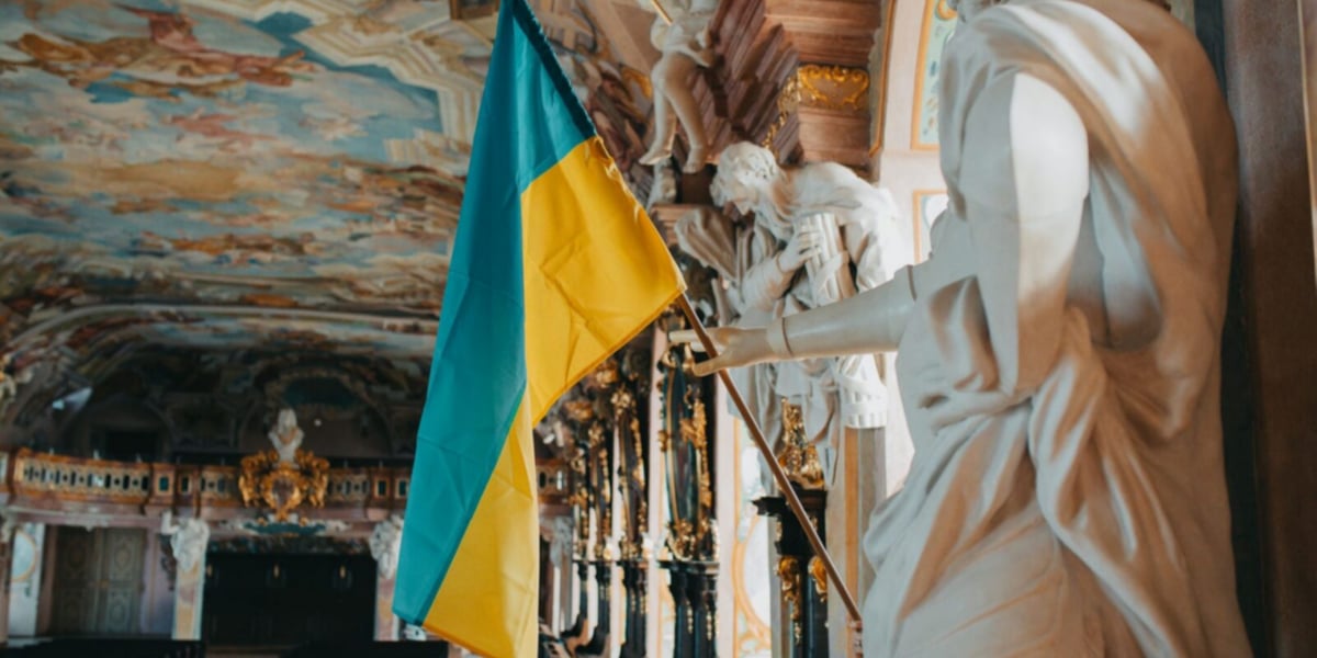 Zbliżenie na flagę Ukrainy zawieszoną w Auli Leopoldina