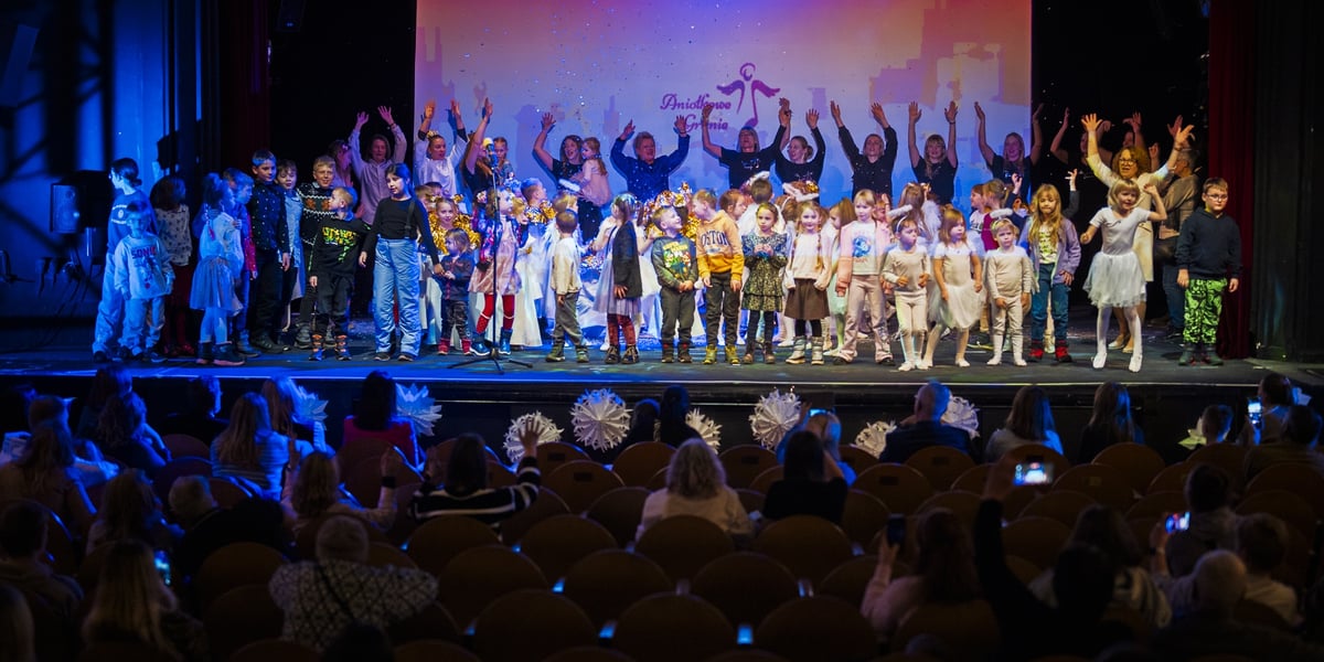 Dzieci i dorośli na scenie podczas finału „Aniołkowego Grania” we Wrocławskim Teatrze Lalek 
