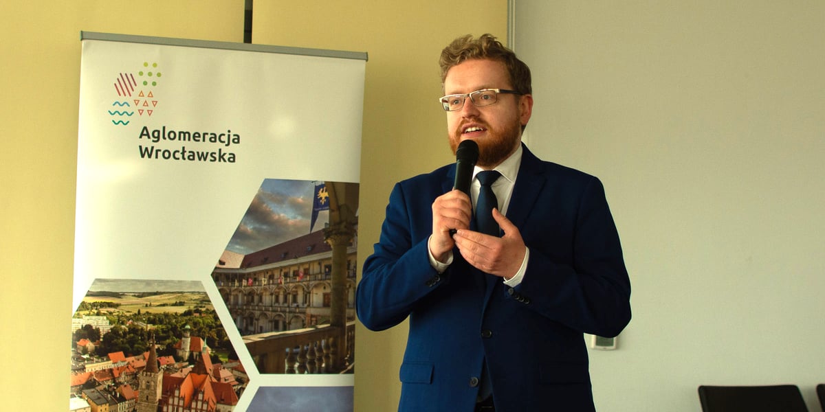 Dariusz Standerski, wiceminister cyfryzacji, podczas spotkania z samorządowcami Aglomeracji Wrocławskiej. Na zdjęciu mężczyzna w okularach i w garniturze