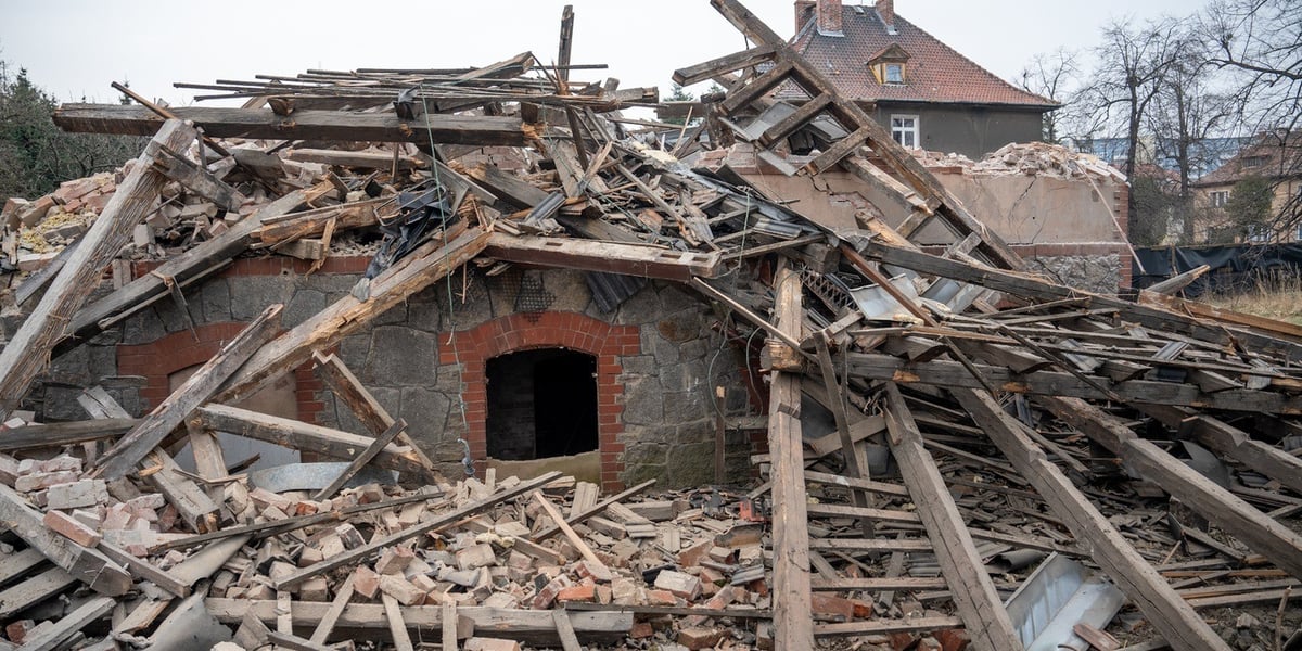 Nielegalnie rozebrana zabytkowa willa przy Alei Kasprowicza we Wrocławiu