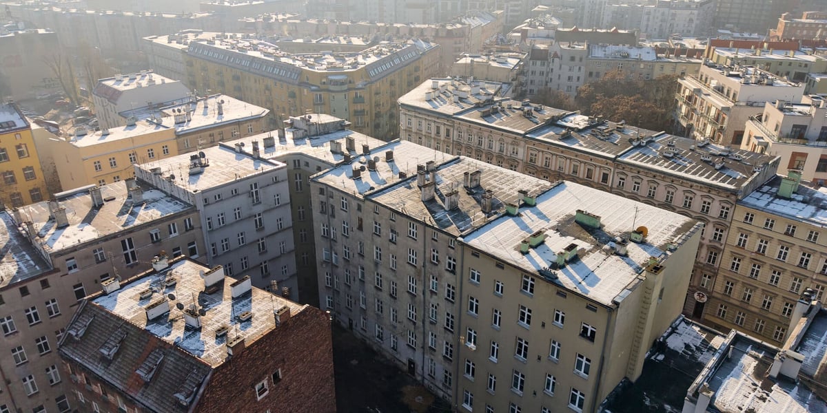 Kamienica przy ul. Komuny Paryskiej 74a od strony podwórka jeszcze przed rozpoczynającym się właśnie remontem. Widok z drona.