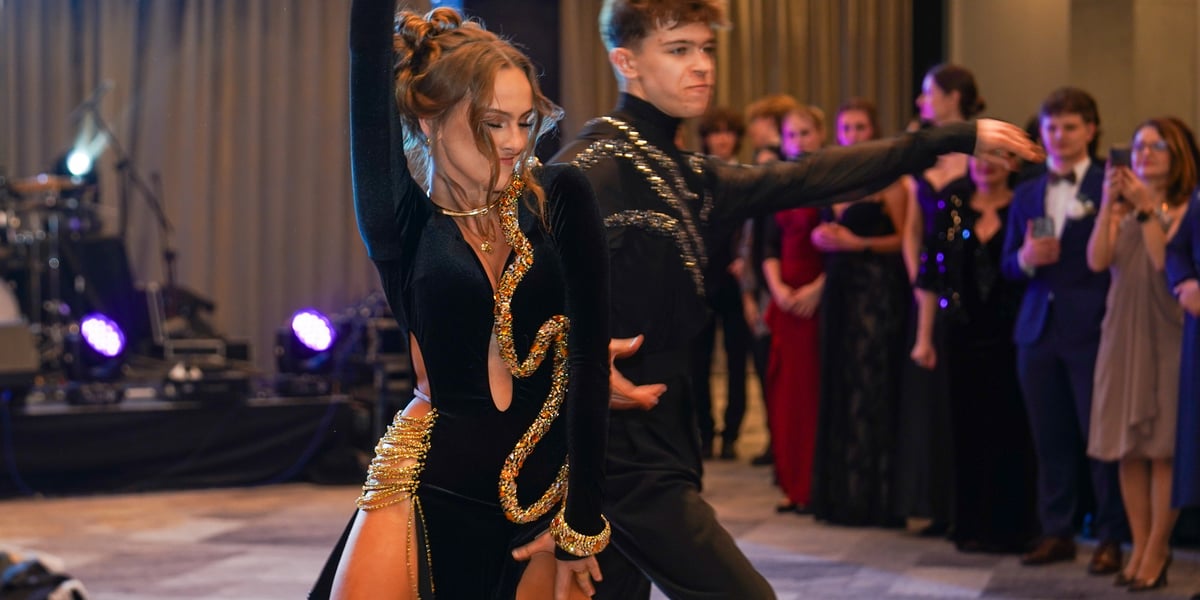 Dwójka tancerzu podczas występu na studniówce LO X