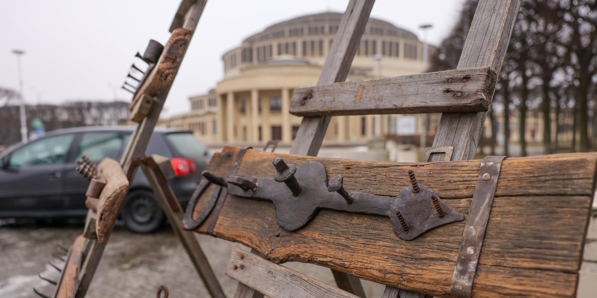 Drewniano-stalowe przedmioty na tle Hali Stulecia, giełda staroci, 24 stycznia 2026