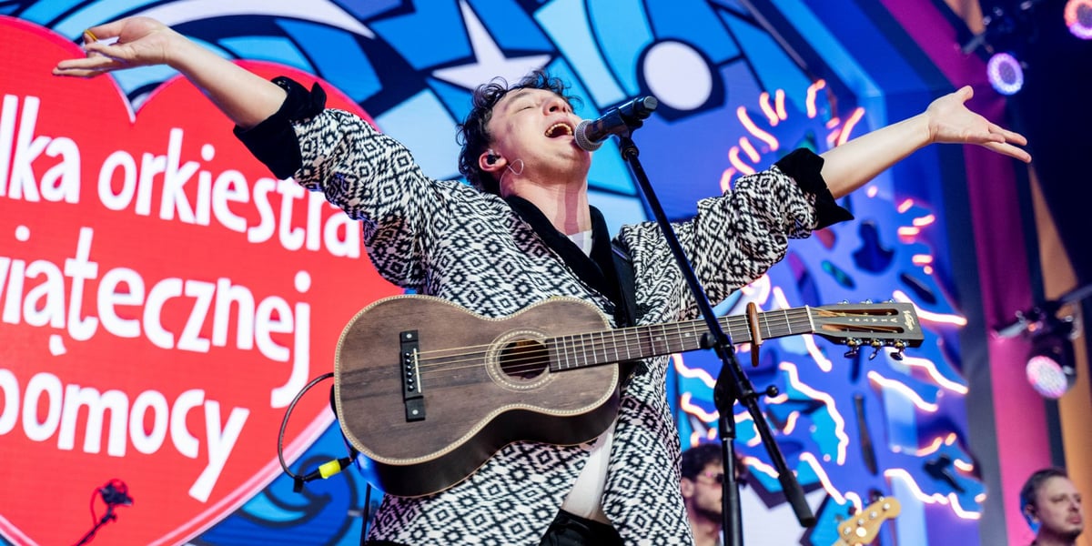 Artysta z gitarą na scenie 33. Finału WOŚP.