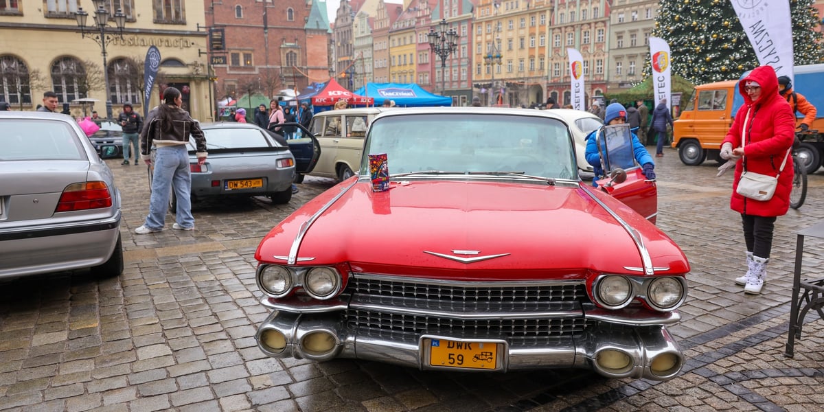 Czerwony samochód zaparkowany w Rynku podczas Finału WOŚP 2026