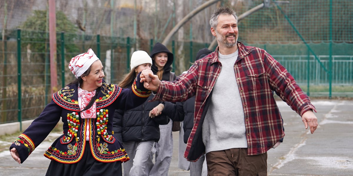Kobieta i mężczyzna w pierwszej parze podczas poloneza na boisku szkolnym przy Pawiej, 25 stycznia 2026