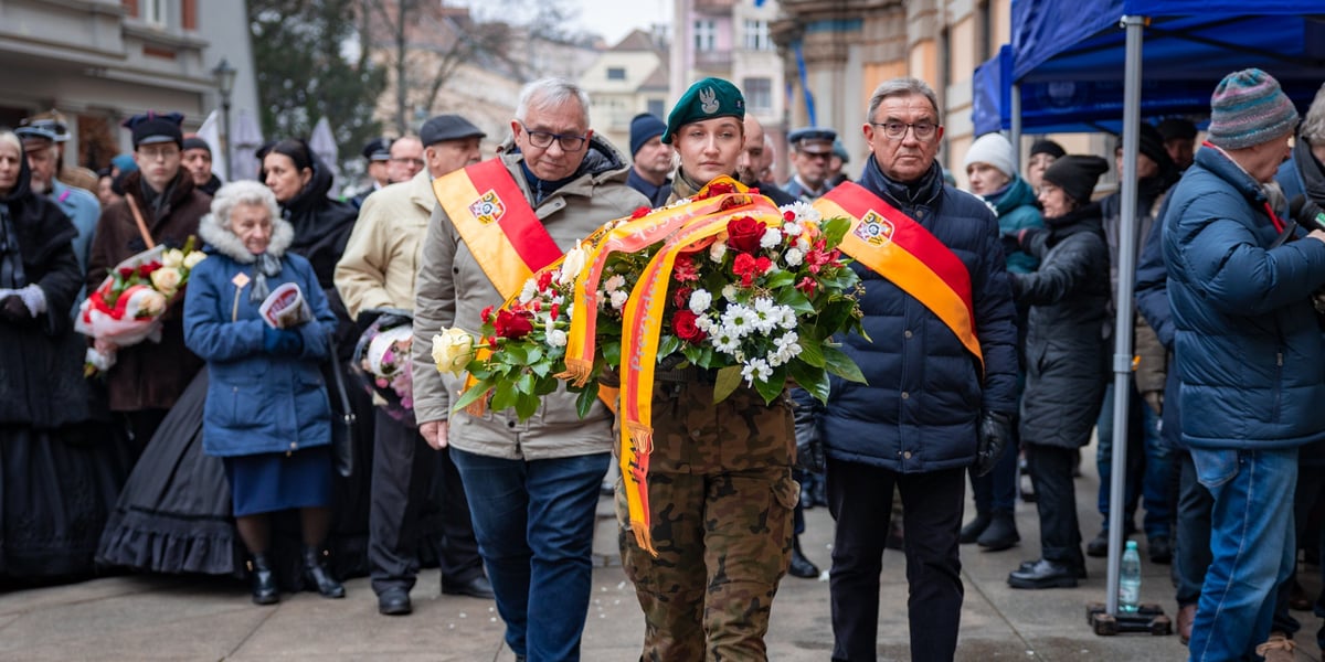 Reprezentantka wojska z kwiatami i przedstawiciele rady miejskiej w procesji podczas obchodów rocznicy powstania styczniowego we Wrocławiu , 25 stycznia 2026