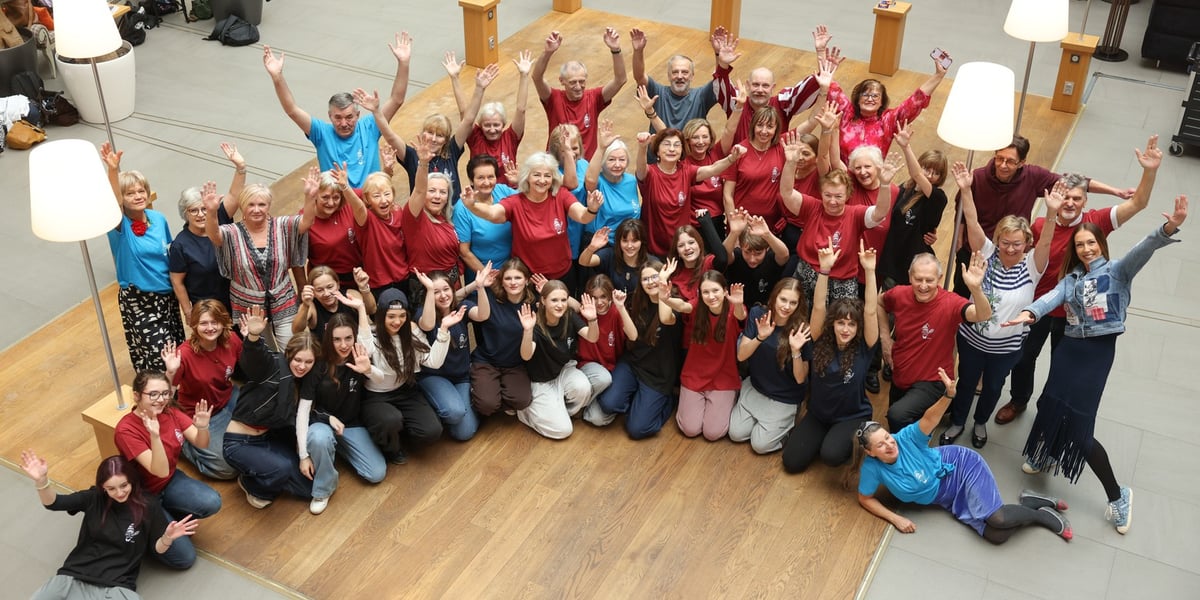 Na zdjęciu uczestnicy Tanecznej bitwy pokoleń 2026 w Capitolu, czyli seniorzy z grupy „Capitango” i licealiści z I klasy XVII LO wraz z instruktorką Aleksandrą Szermach