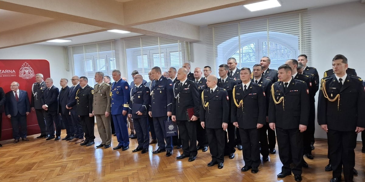 Mężczyźni i kobiety w mundurach. 28 stycznia w Komendzie Miejskiej Państwowej Straży Pożarnej we Wrocławiu odbyła się uroczysta zbiórka
