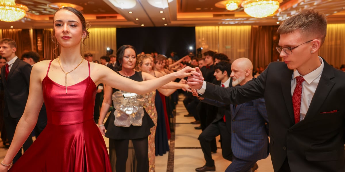 Studniówka uczniów IV LO we Wrocławiu. Na zdjęciu młodzi ludzie tańczą poloneza