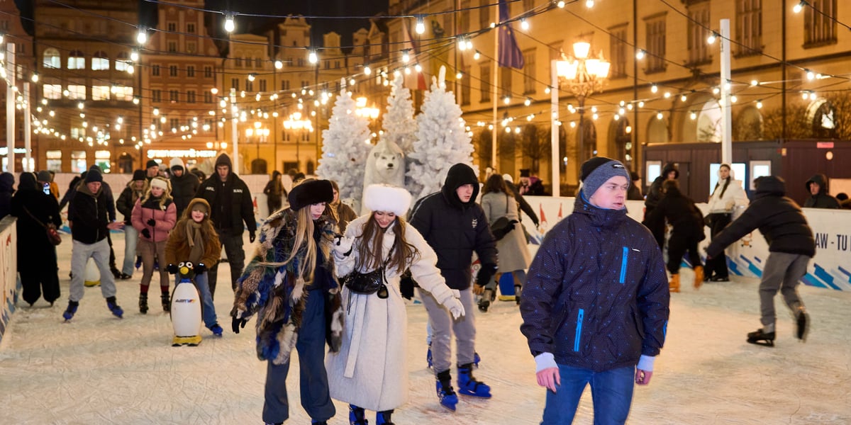 Lodowisko na wrocławskim Rynku wieczorową porą
