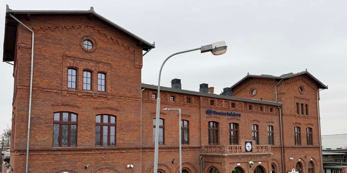 Ceglany dworzec w Oleśnicy w trakcie remontu