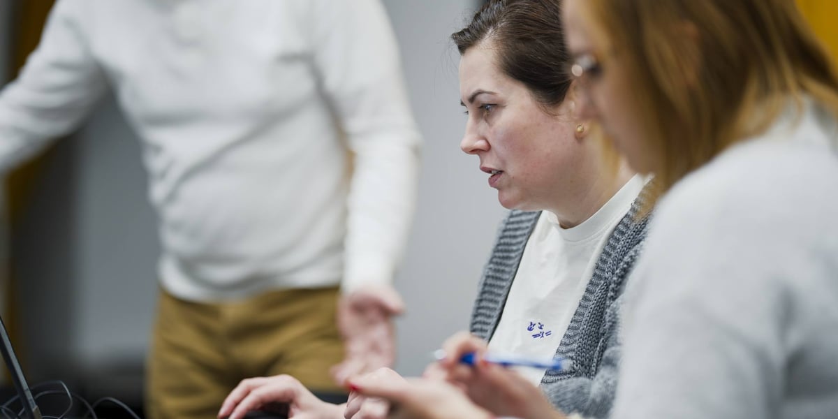 Maraton Pisania Projektów: 2 osoby skupione na monitorze laptopa