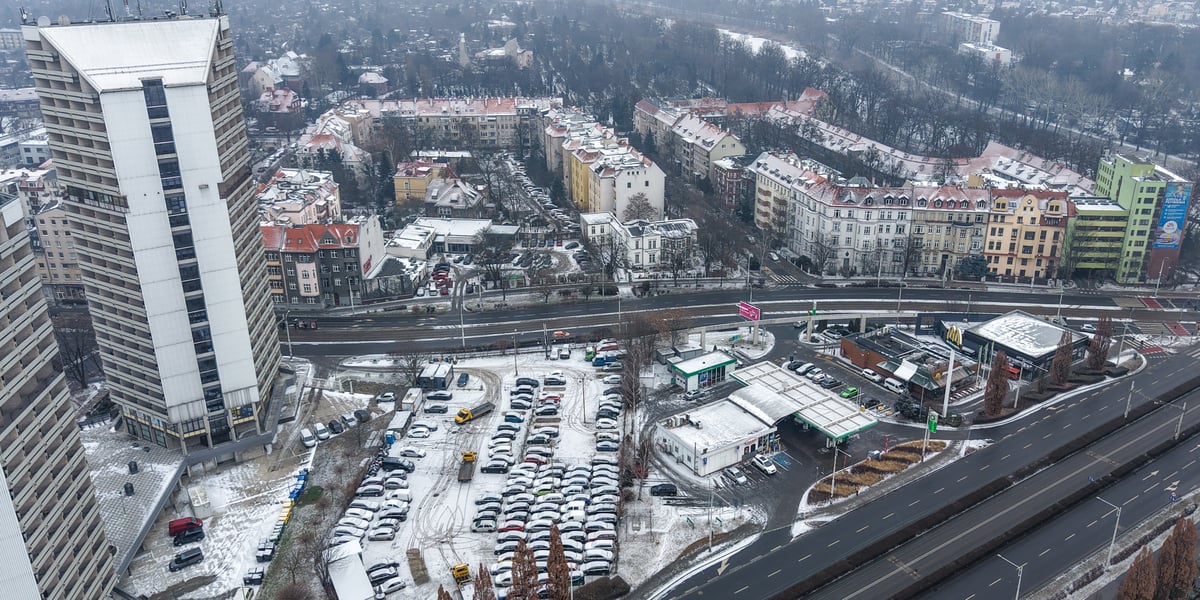 Widok z góry na budynki BP, McDonalds'a i sklepu rowerowego przy Kredce i Ołówku