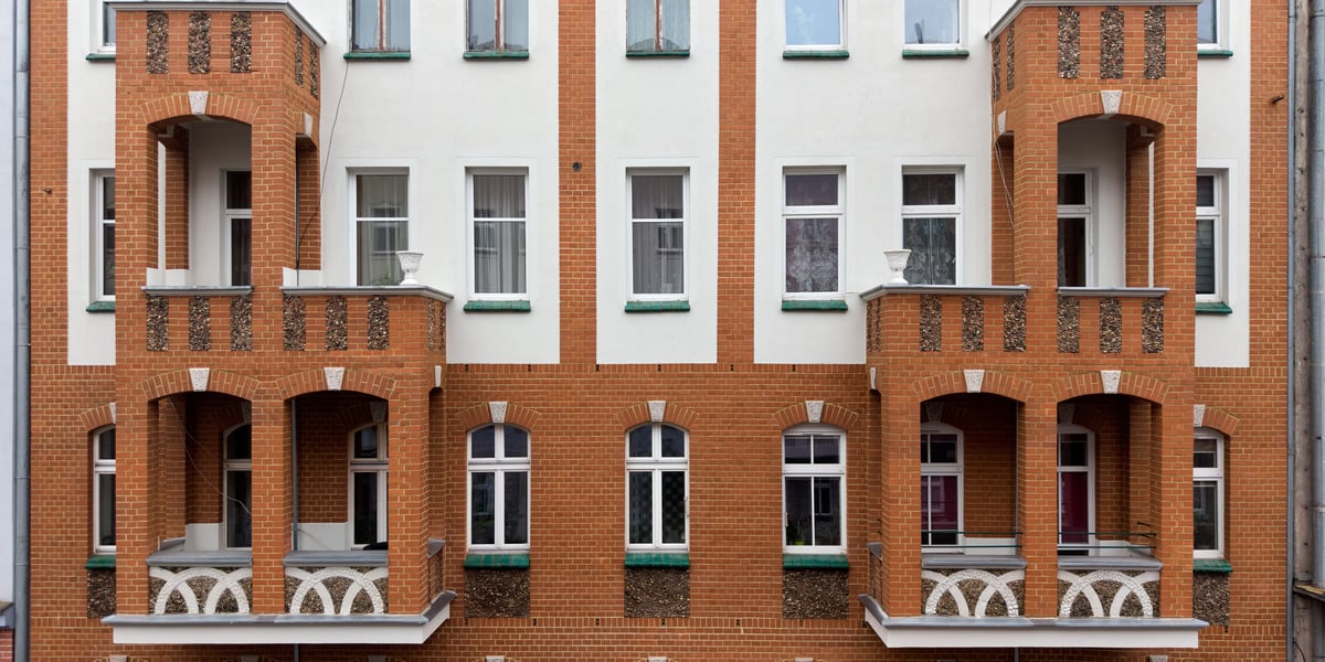 Widok na fragment wyremontowanej fasady kamienicy Daszyńskiego 41 (5 lutego 2026)