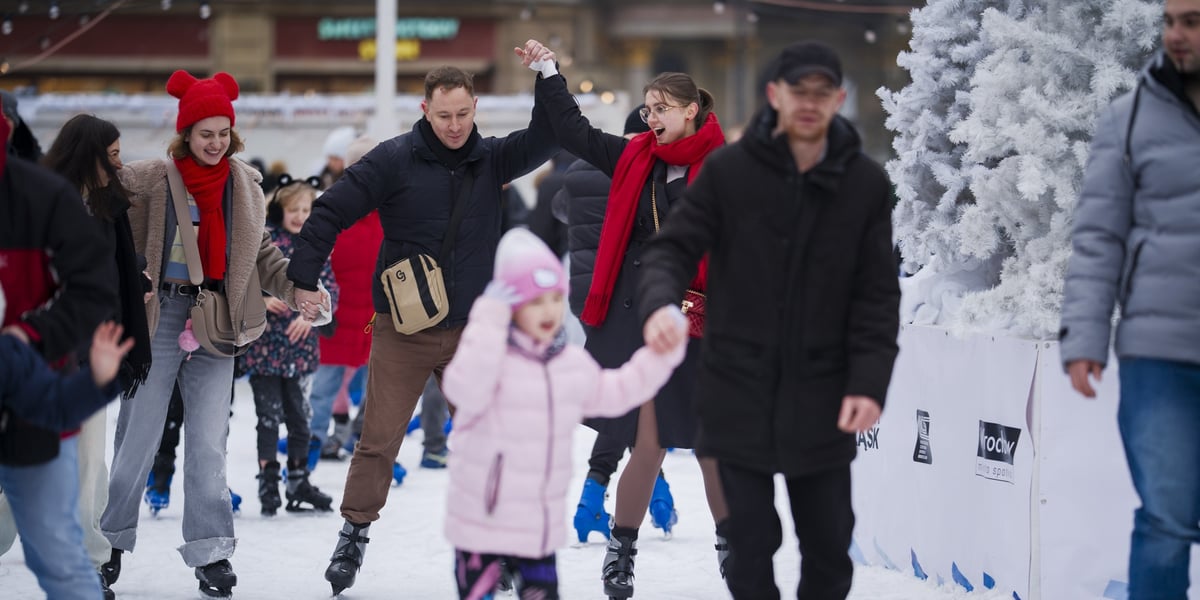 Kilka osób na łyżwach na Rynku, 7 lutego 2026