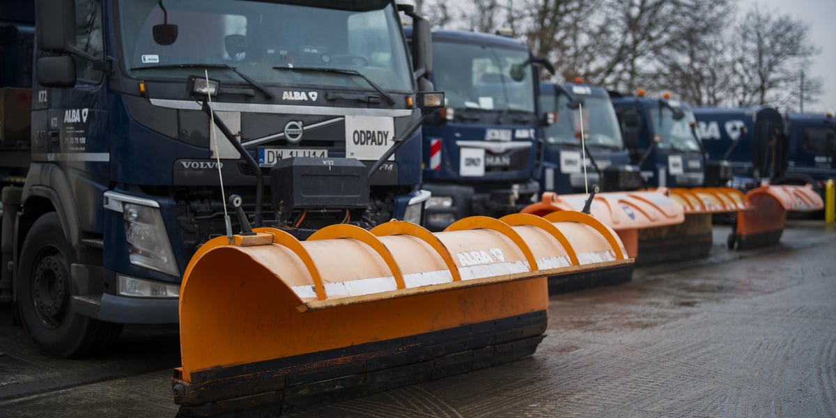 Czekające w gotowości pługosyparki jednego z podwykonawców Ekosystemu