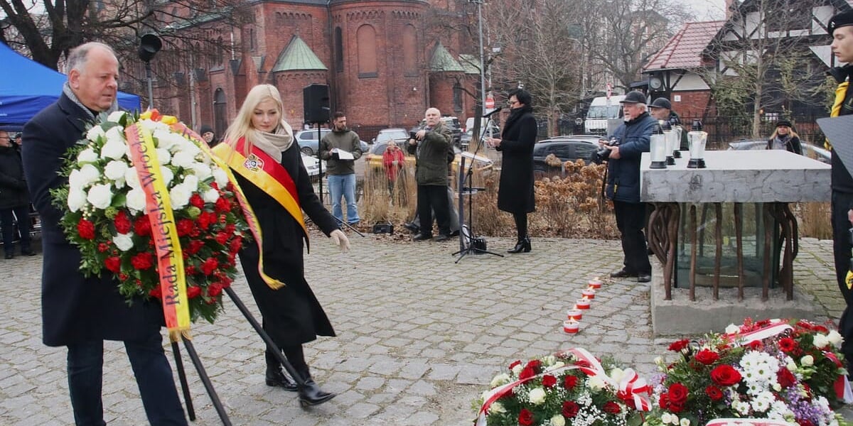 Wrocławskie uroczystości upamiętniające wywózkę polskich obywateli z terenów zajętych przez ZSRR w 1939 roku przy pomniku „Ofiarom Sybiru” na placu Strzeleckim. Wrocław, 10.02.2026. 