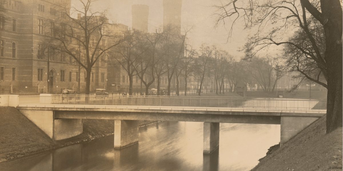 Kładka na ul. Sądowej, w tle wieże gmachu sądu w 1934 roku