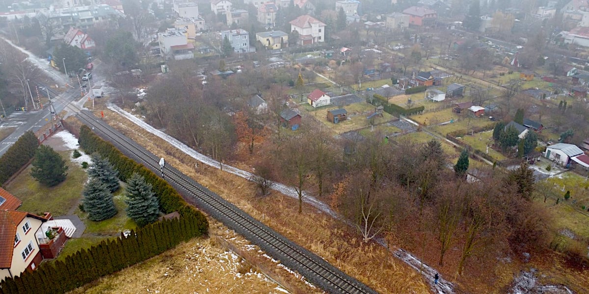 Widok z lotu ptaka na teren przy torach kolejowych w rejonie ulic Radłowej i Grota-Roweckiego, gdzie zostanie zbudowana trasa pieszo-rowerowa.