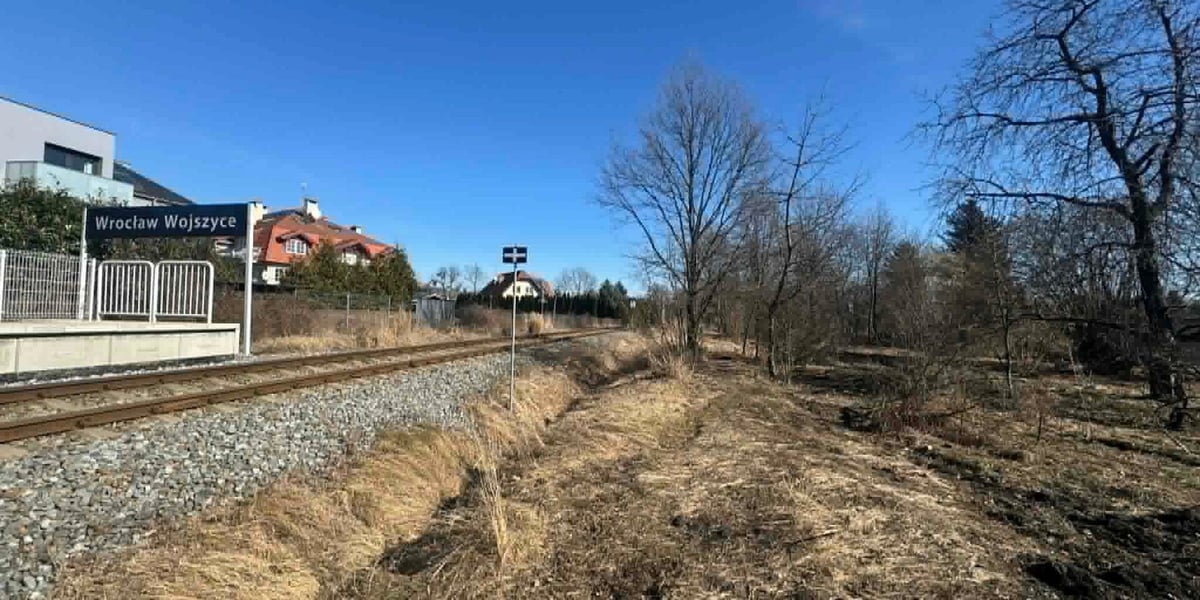 Widok z lotu ptaka na teren przy torach kolejowych w rejonie ulic Radłowej i Grota-Roweckiego, gdzie zostanie zbudowana trasa pieszo-rowerowa.
