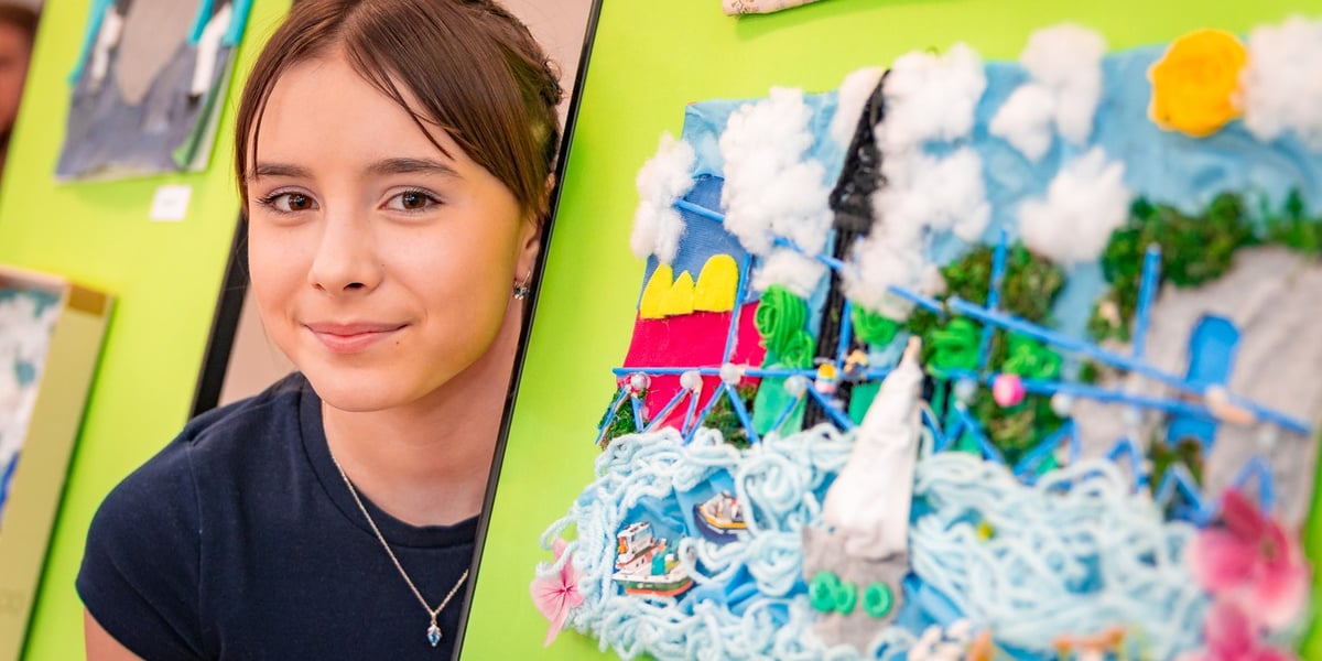 Na zdjęciu Marcelina, autorka jednej z nagrodzonych prac na wystawie „Wrocławskie Ekofloresy”