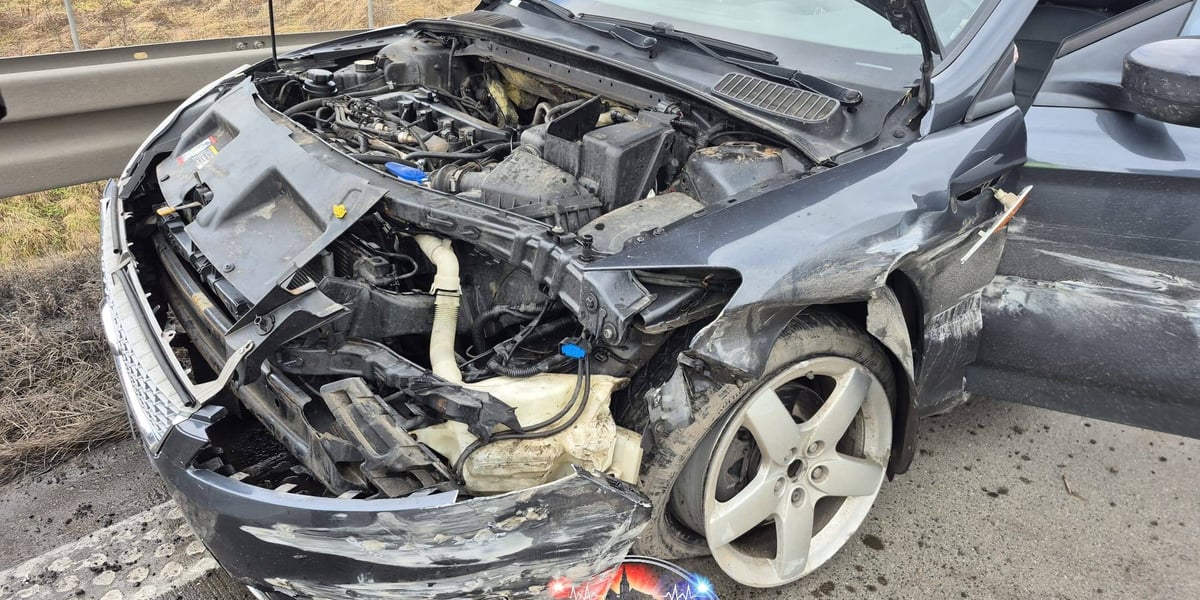 Zdjęcie rozbitego samochodu, który brał udział w kolizji na autostradzie A4 w rejonie Kątów Wrocławskich, 13.02.2026 r.