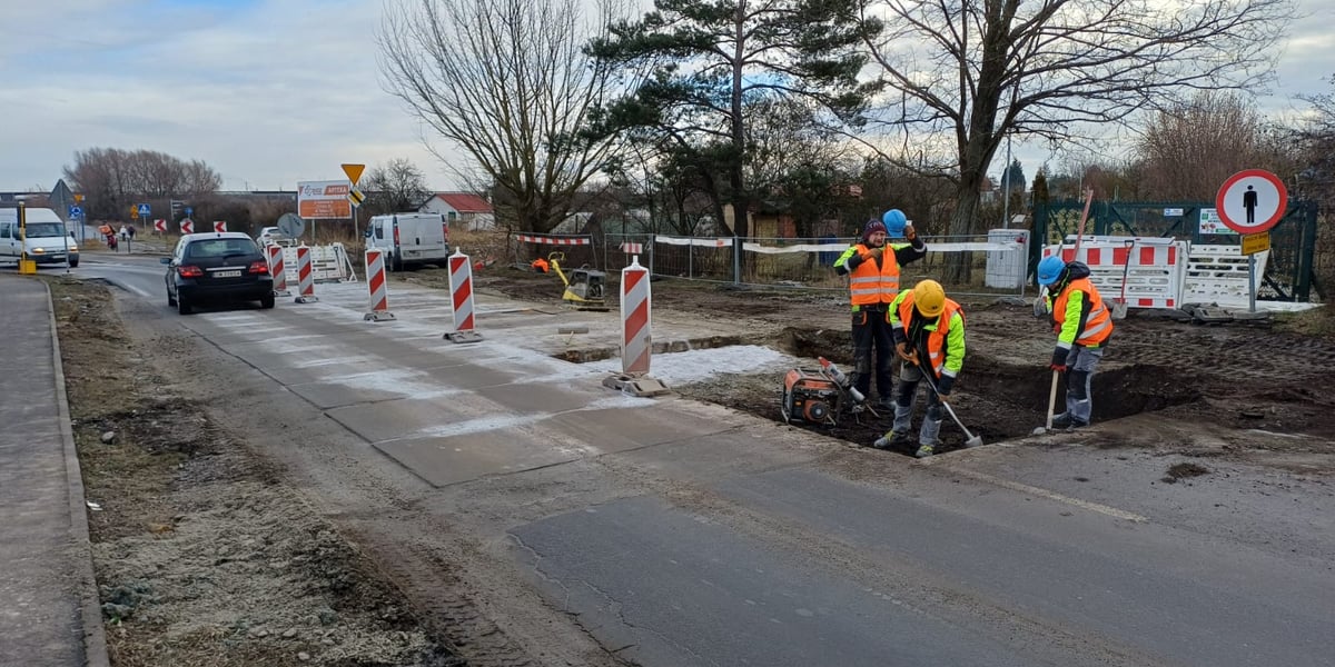Widok na ul. Żwirki i Wigury Zachodnią - robotnicy podczas prac z I etapu robót.