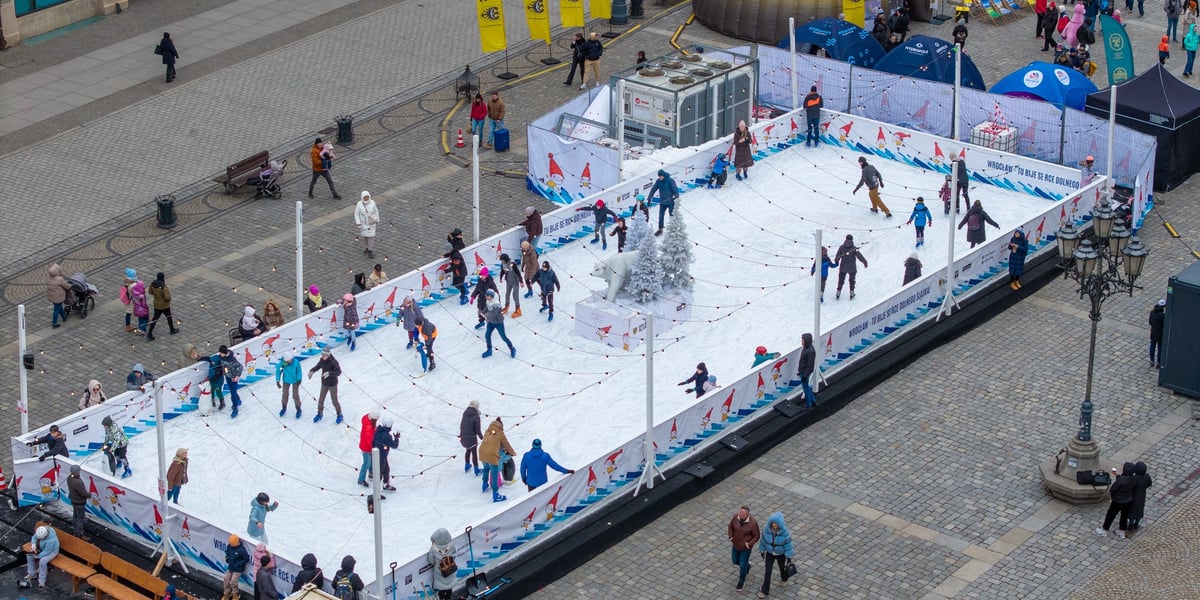 Widok z lotu ptaka na lodowisko w Rynku w weekend 14-15 lutego 2026 r.
