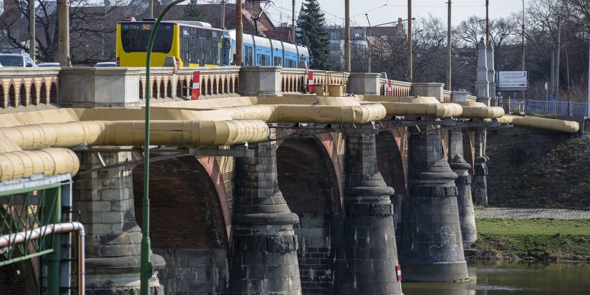 Tramwaj jadący przez Most Osobowicki - zdjęcie poglądowe