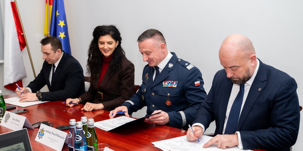 Podpisanie porozumienia  ws. budowy nowej komendy wojewódzkiej policji we Wrocławiu. Na zdjęciu trzech mężczyzn - jeden w mundurze policjanta, oraz kobieta podpisują dokumenty. 