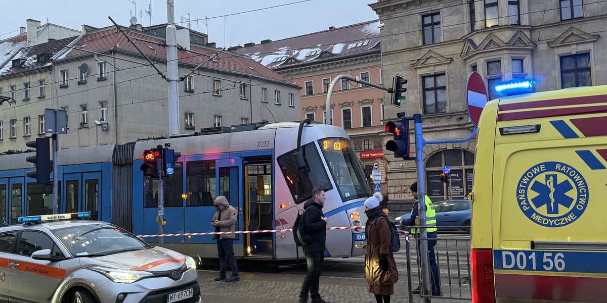 Tramwaj, pojazd nadzoru ruchu MPK i karetka w miejscu wypadku na ul. Kazimierza Wielkiego, gdzie tramwaj potrącił rowerzystę.