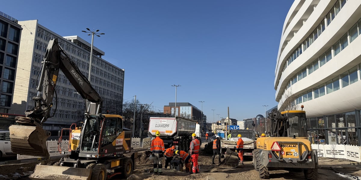 Trwają prace po awarii magistrali na ul. Traugutta - czwartek 26 lutego. Odtwarzanie jezdni 