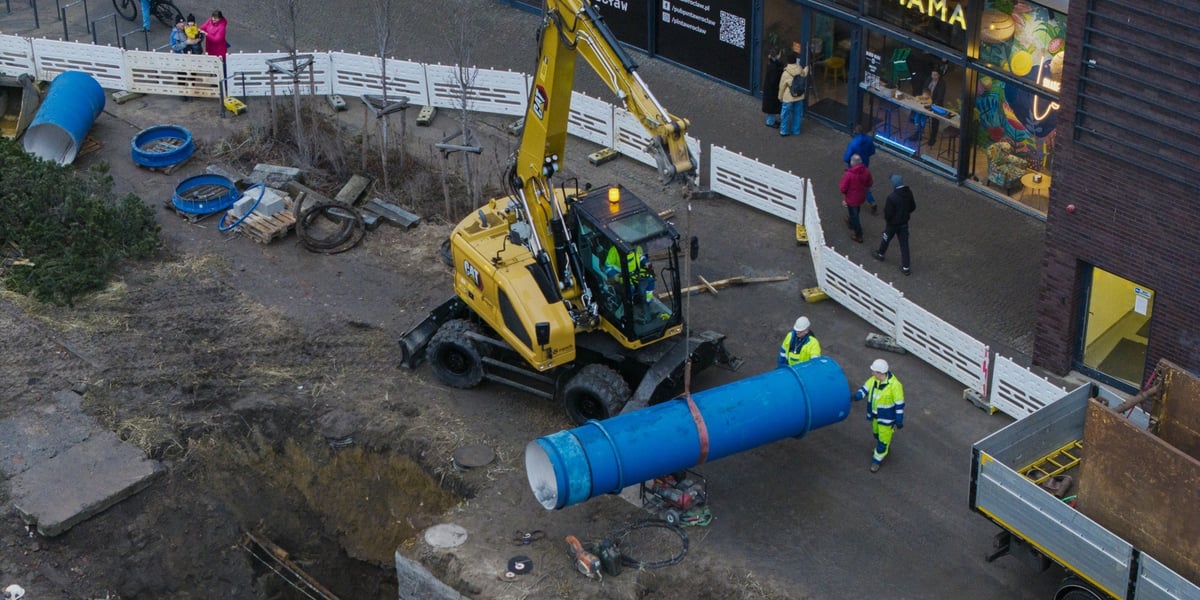 Trwają prace po awarii magistrali na ul. Traugutta - sobota 21 lutego 2026 r. Montaż nowej rury