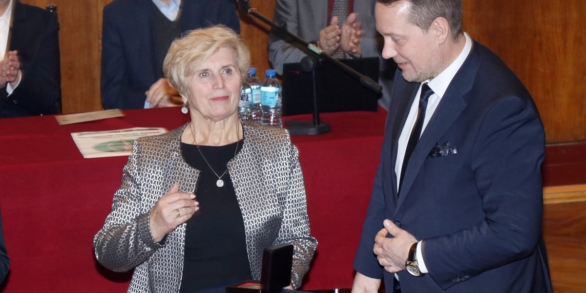 Bożena Tabisz, prezes Stowarzyszenia Geodetów Polskich Oddział Wrocław, Michał Młyńczak, wiceprezydent Wrocławia. Uroczystość 80-lecia Stowarzyszenia Geodetów Polskich Oddział Wrocław