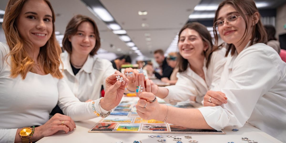 Na zdjęciu cztery ubrane na biało uczestniczki I Ogólnopolskiego Maratonu Puzzlowego we Wrocławiu
