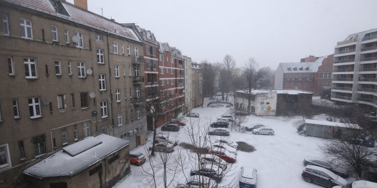 WNętrze podwórzowe między Prusa, Kilińskiego, Jedności Narodowej oraz Poniatowskiego. Widok z okna, pod śniegiem stoją samochody