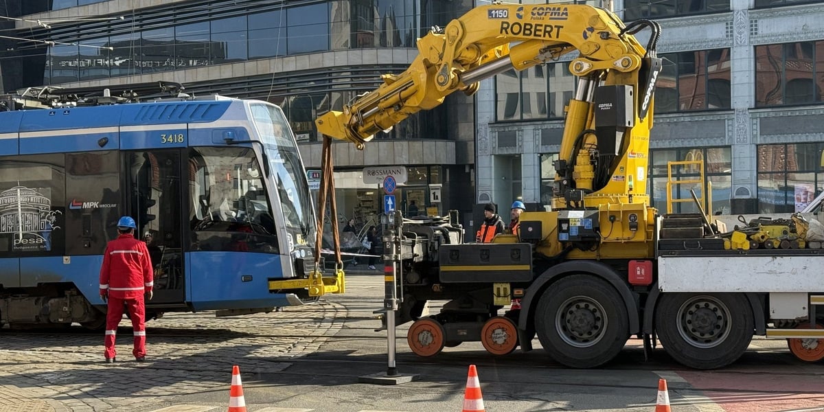 Dźwig podnosi tramwaj na Kazimierza Wielkiego