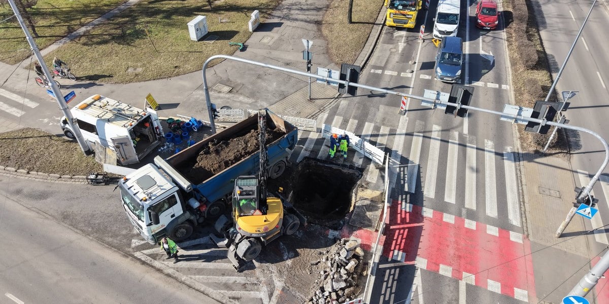 Usuwanie awarii wodociągowej na skrzyżowaniu ulic Ślężnej i Kamiennej. Wrocław, 28.02.2026. Zdjęcie z lotu ptaka na skrzyżowanie ulic Kamiennej i Ślężnej.