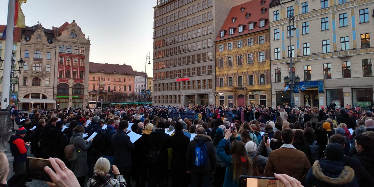 chóry akademickie Wrocławia śpiewają hymny Ukrainy i Polski
