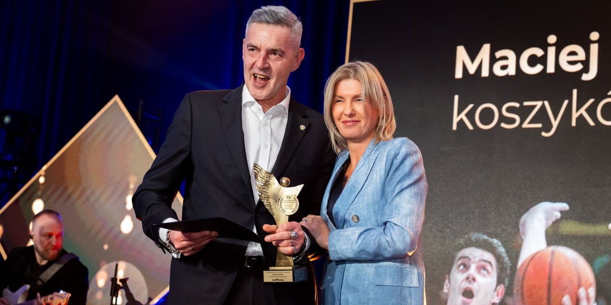 Maciej Zieliński, zasłużony dla dolnośląskiego sportu, odbiera wyróżnienie z rąk wiceprezydent Wrocławia Renaty Granowskiej  