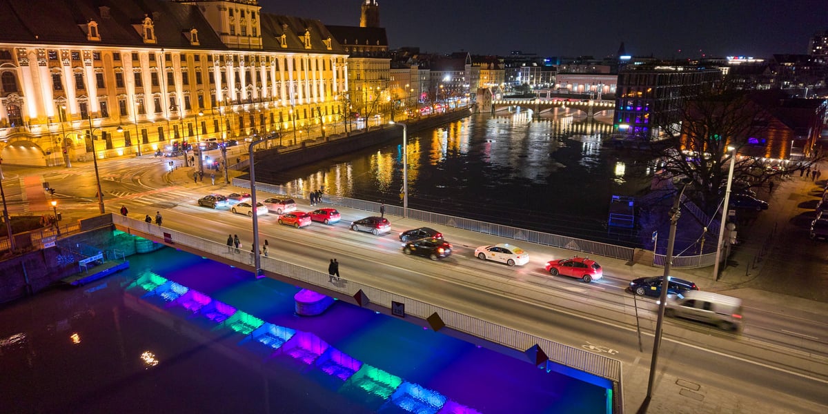 Podświetlone Mosty Uniwersyteckie. Widok po zmroku. Wrocław, 28.02.2026