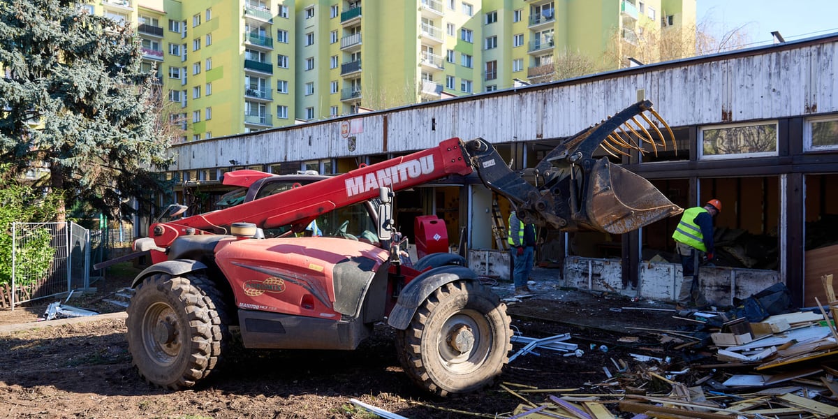 Koparka na terenie przedszkola